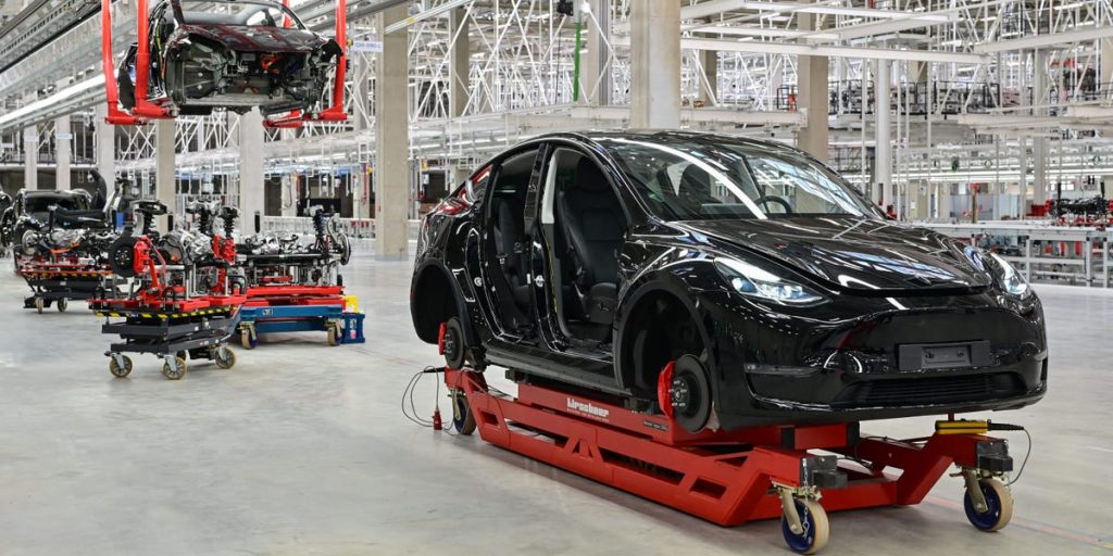 يقول روس جيربر، مستثمر شركة تسلا، إنه لا يستطيع التخلص من سيارته المستعملة. وإليك السبب وراء عدم احتفاظ سيارات ماسك بقيمتها كما كانت من قبل.