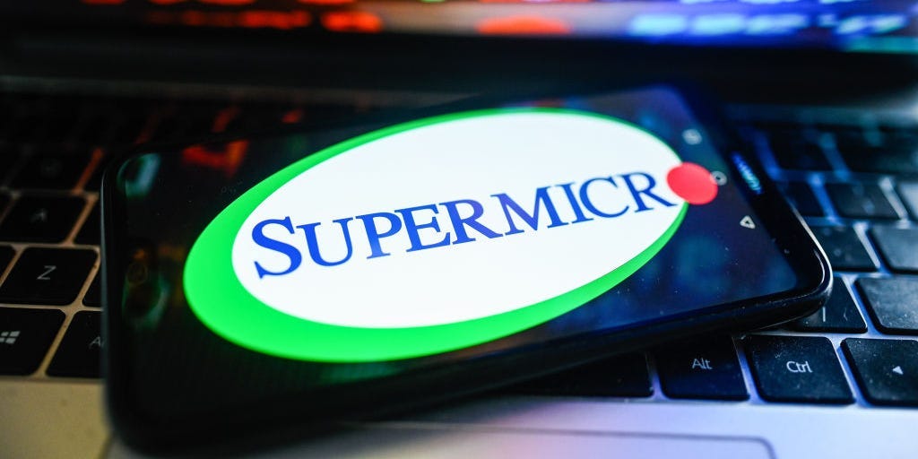 انخفضت أسهم شركة سوبر مايكرو كمبيوتر بنسبة 27% بعد تأجيل تقديم الأوراق المالية الرئيسية بعد يوم من تقرير لاذع عن بائع على المكشوف