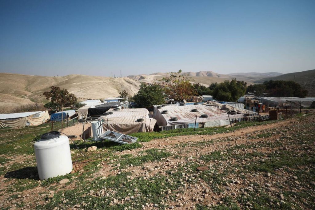 مستوطنون يقيمون بؤرة استيطانية جديدة قرب الخان الأحمر في القدس المحتلة