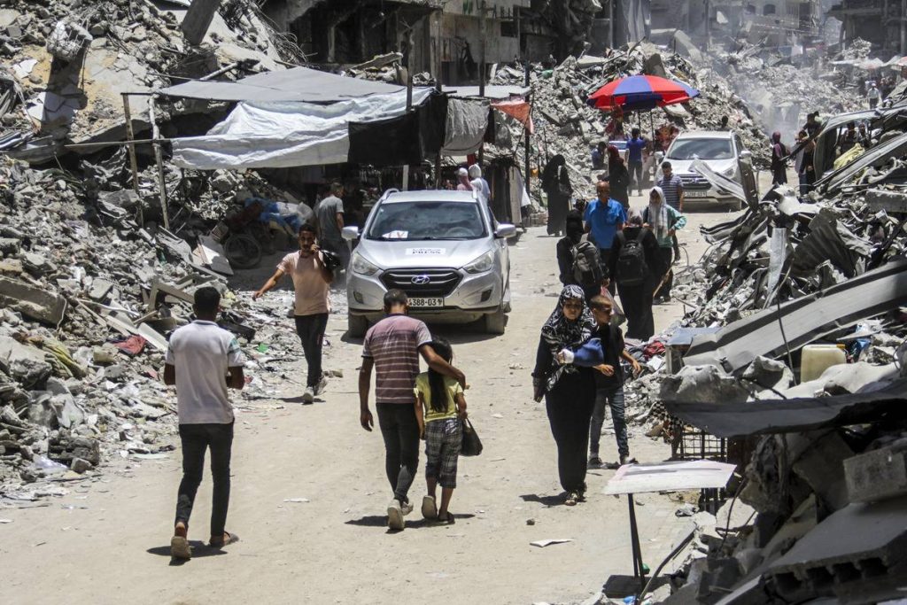 مقتل 9 أشخاص على الأقل في غارة إسرائيلية على سوق وسط غزة