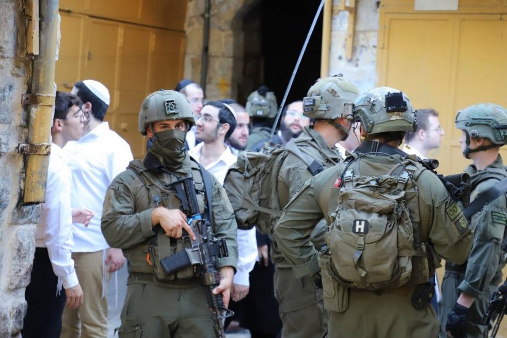 عنف المستوطنين الإسرائيليين في الضفة الغربية تسبب في “أكبر عملية نقل قسري” للفلسطينيين منذ 7 أكتوبر – جماعة حقوقية