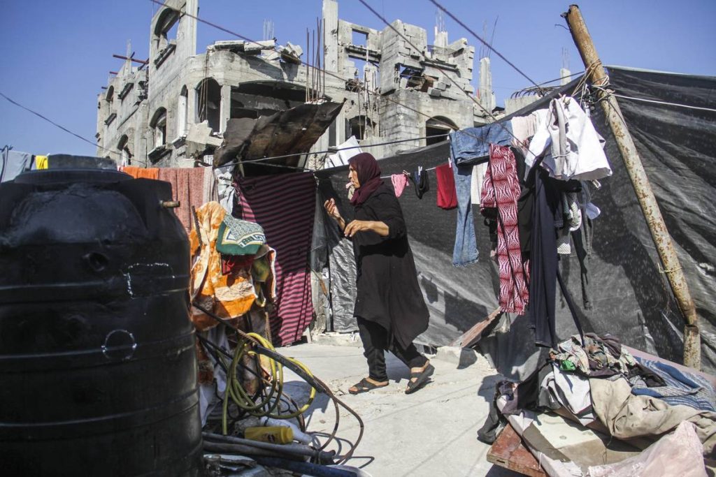 عائلة من غزة تعود للاحتماء وسط أنقاض منزلها المدمر