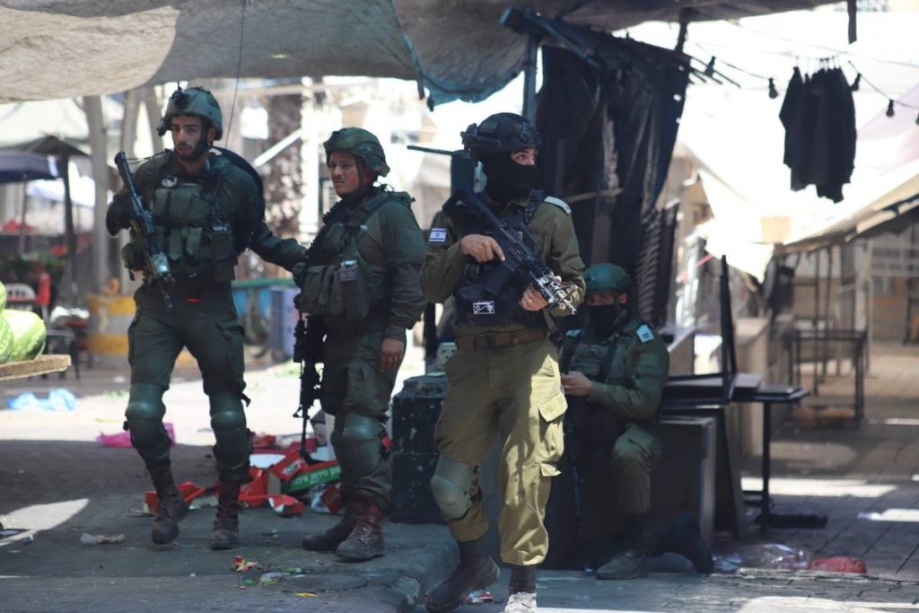 إسرائيل تعتقل المزيد من الفلسطينيين في مداهمات بأنحاء الضفة الغربية المحتلة