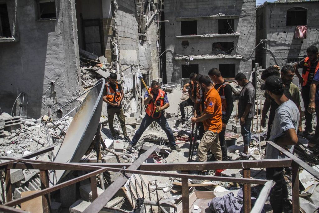 قالت وكالة الأنباء الفلسطينية إن الهجمات الإسرائيلية أسفرت عن مقتل 82 من أفراد الدفاع المدني وإصابة المئات في غزة منذ السابع من أكتوبر/تشرين الأول.