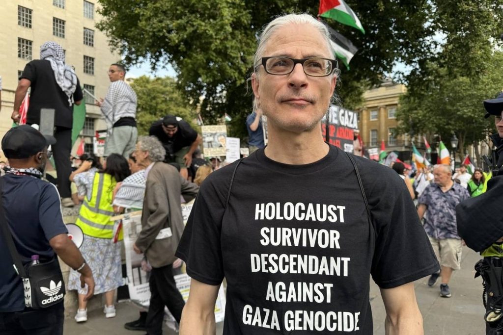 “توقفوا الآن اليوم”: نجل أحد الناجين من الهولوكوست يطالب بإنهاء “الإبادة الجماعية في غزة”