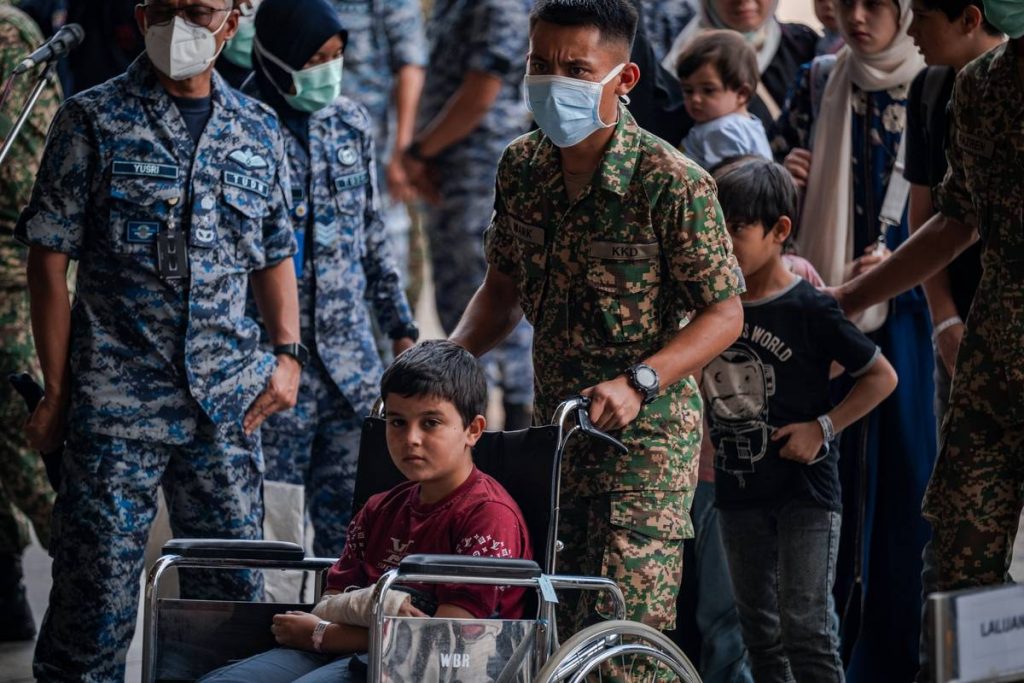 جرحى فلسطينيون جراء العدوان الإسرائيلي يصلون إلى ماليزيا لتلقي العلاج