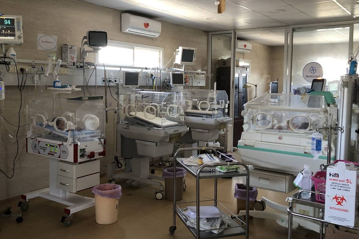 فلسطينيون تحت العلاج، ومن بينهم أطفال، محرومون من العلاج اللازم بسبب أزمة الكهرباء ونقص الدواء في مستشفى كمال عدوان في بيت لاهيا بغزة، 19 أغسطس، 2024. (خليل رمزي الكحلوت – وكالة الأناضول)