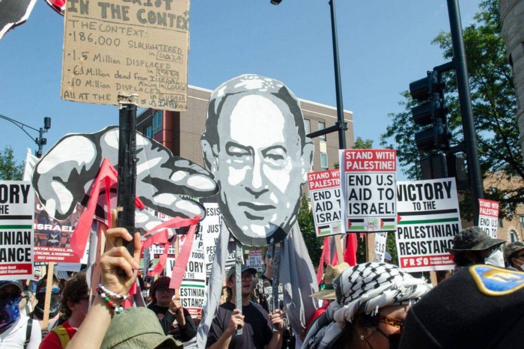 آلاف الأشخاص يتظاهرون ضد حرب غزة في المؤتمر الديمقراطي