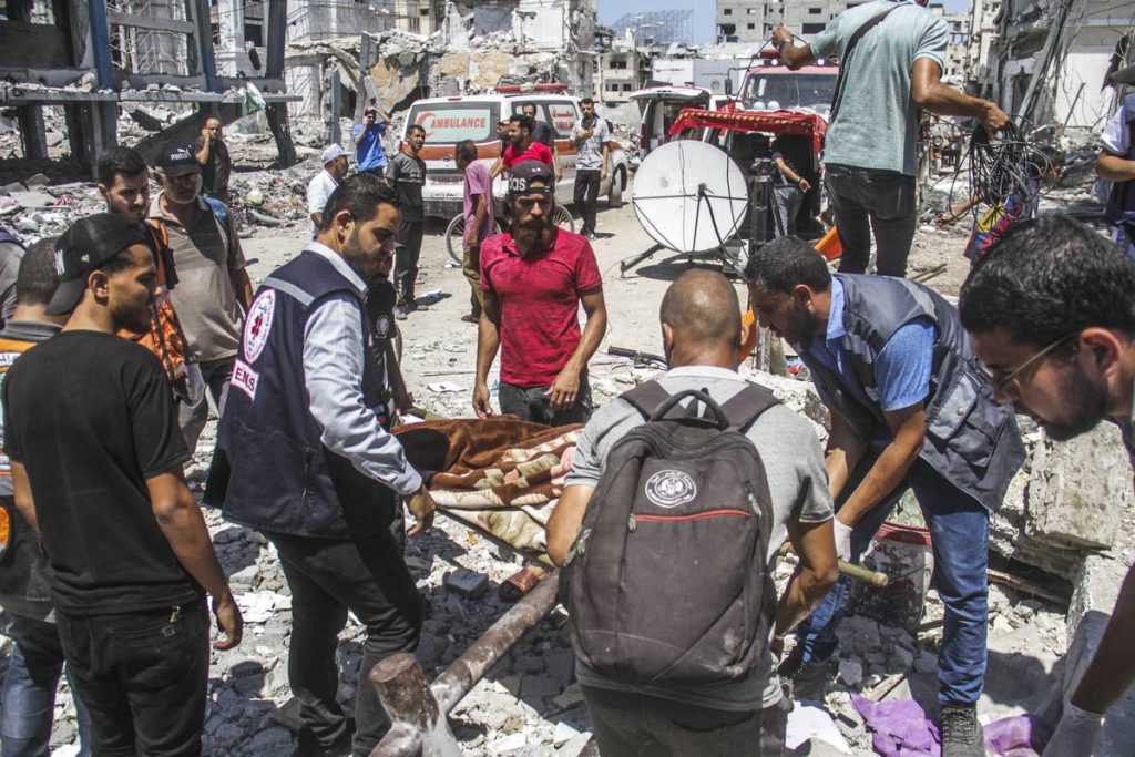 غارات إسرائيلية تقتل العشرات في غزة بعد أن أنهى بلينكن زيارته بينما لا يزال اتفاق التهدئة بعيد المنال