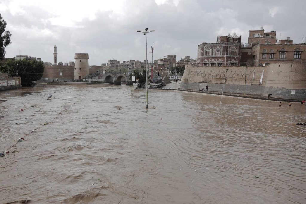 ارتفاع حصيلة ضحايا السيول والأمطار الغزيرة في محافظة الحديدة اليمنية إلى 84 قتيلاً