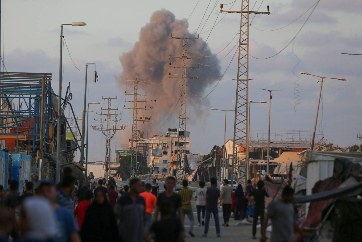 القصف الإسرائيلي يترك 100 ألف فلسطيني نازح في مدينة دير البلح بغزة بلا مكان يذهبون إليه