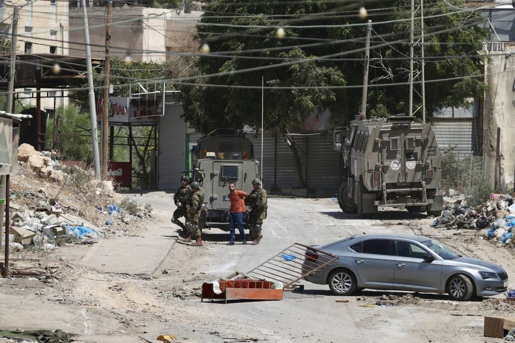 الجيش الإسرائيلي يشن أكبر هجوم في الضفة الغربية منذ 20 عاما ويأمر بإخلاء منازل مع ارتفاع حصيلة القتلى