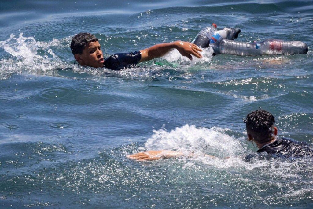 مئات المهاجرين يسبحون من المغرب إلى سبتة في محاولة جريئة لدخول أوروبا