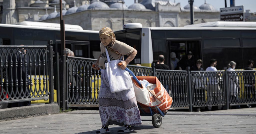 تركيا تعتقل مراهقا بث مباشرة هجوما بسكين على خمسة مسنين