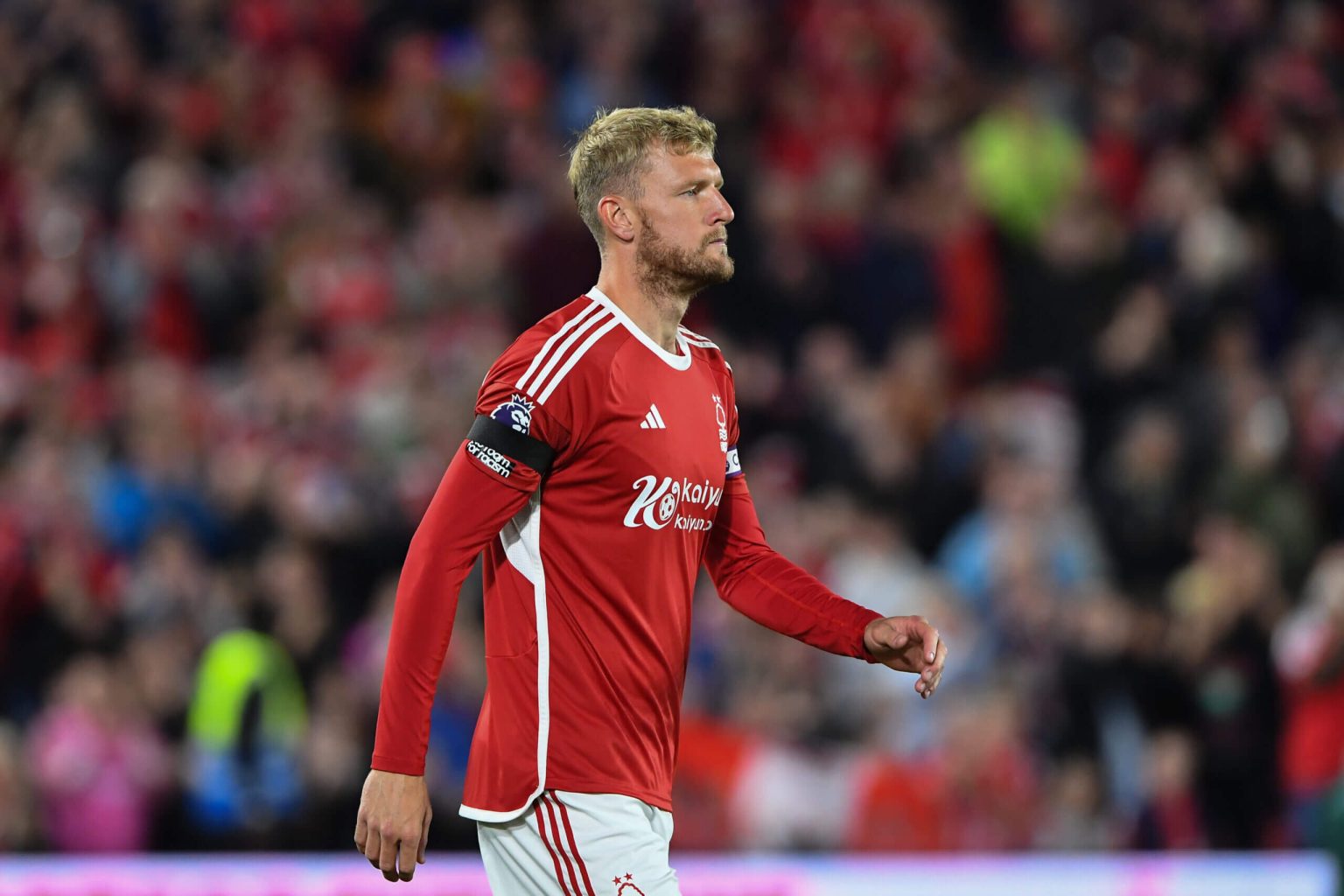 جو وورال يقترب من إتمام انتقاله إلى بيرنلي قادما من نوتنغهام فورست