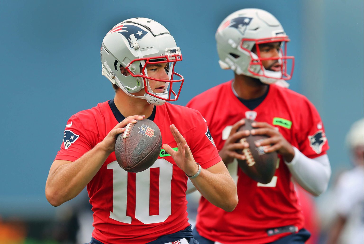 دريك ماي لاعب الباتريوتس يثير الإعجاب وجاكوبي بريسيت يتعرض لإصابة في الكتف: من سيبدأ في الأسبوع الأول؟