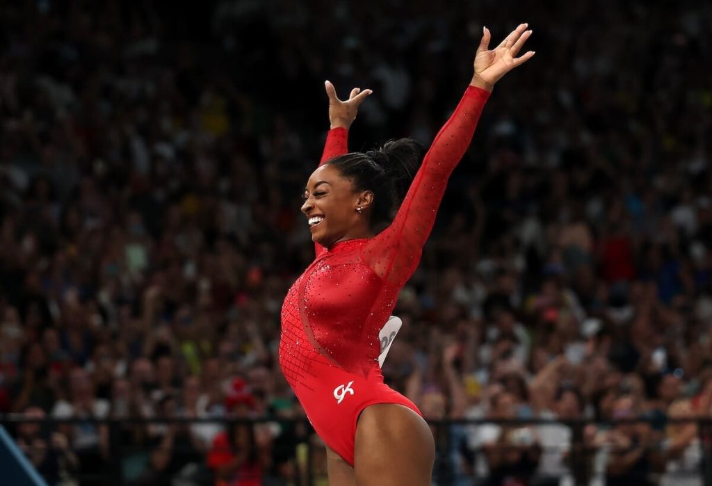 سيمون بايلز تفوز بالميدالية الذهبية الثالثة لها في أولمبياد باريس؛ وجايد كاري تنتزع الميدالية البرونزية لتعوض خسارتها في طوكيو