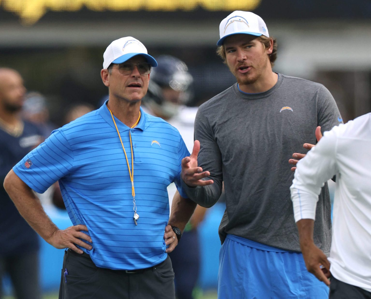 يقول جيم هاربو إن جاستن هربرت كان “صخرة” بين لاعبي شارجرز العالقين في مصعد دالاس