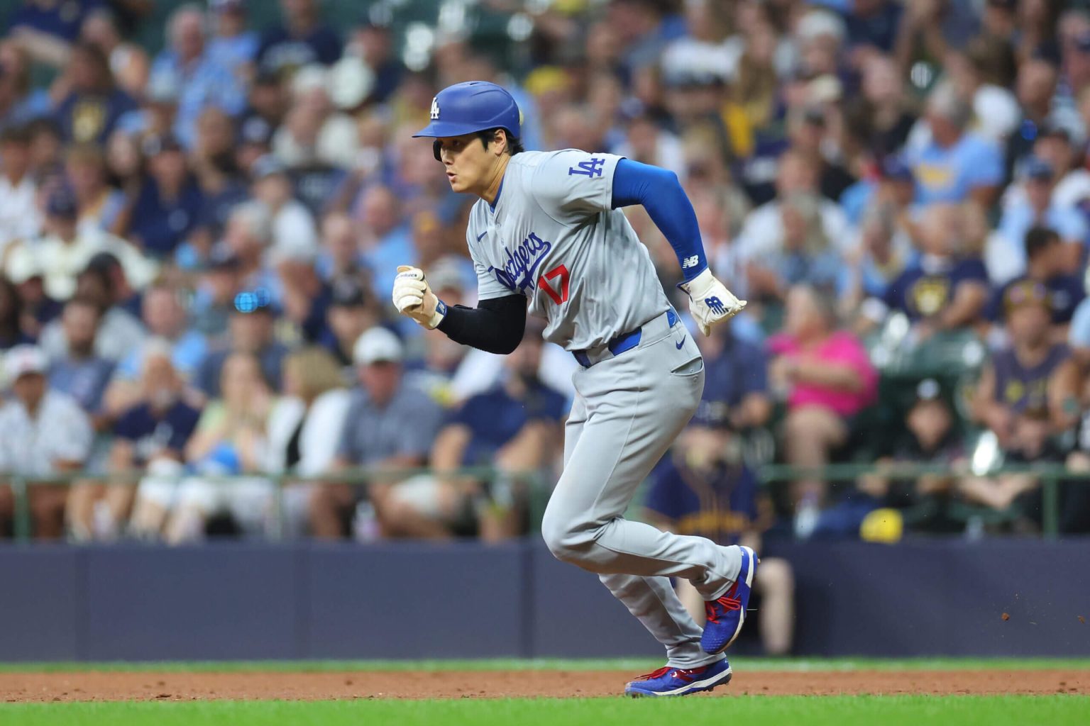 شوهي أوتاني لاعب فريق دودجرز يحقق فوزًا كبيرًا ويصبح سادس لاعب في دوري البيسبول يحقق 40 فوزًا و40 خسارة