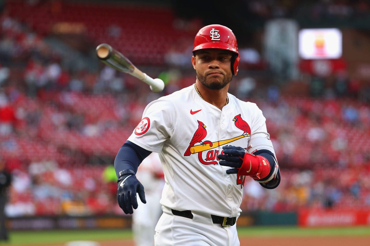 كاردينالز يخسر ويلسون كونترايراس بسبب كسر في إصبعه مع استمرار الانزلاق الوحشي في نهاية الموسم