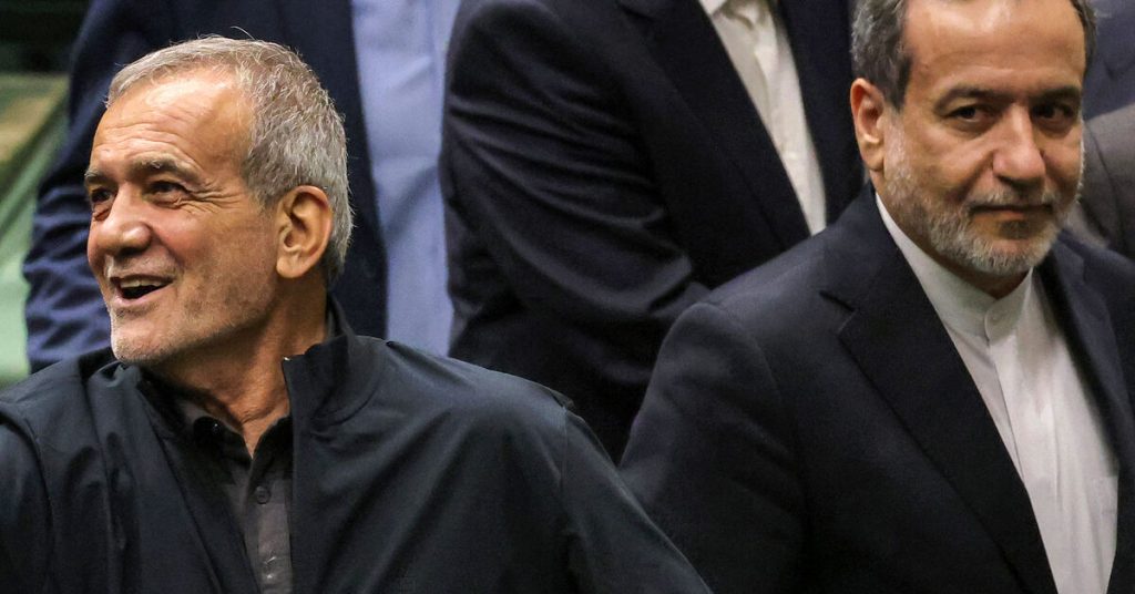 عراقجي ونصير زاده وخطيب: تعرفوا على الحكومة الإيرانية الجديدة برئاسة بزشكيان