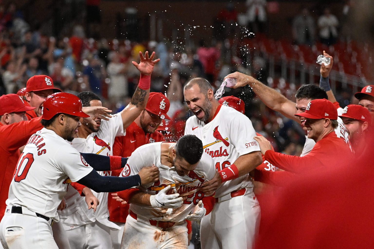 ضربة نولان أرينادو الحاسمة في الشوط الإضافي تضع حدًا لسلسلة هزائم الكاردينالز