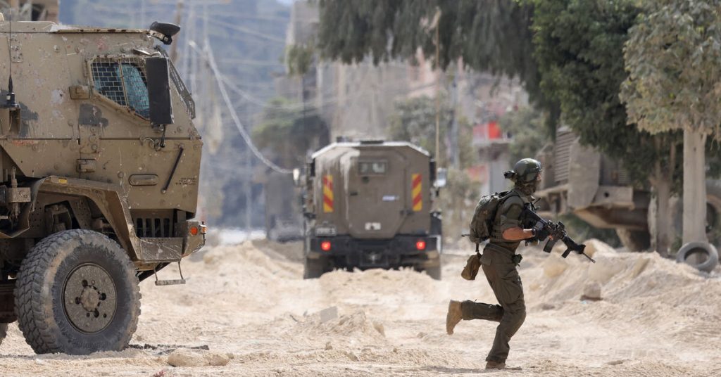 إسرائيل توسع عملياتها في الضفة الغربية وتخلي مخيما للاجئين: ما نعرفه