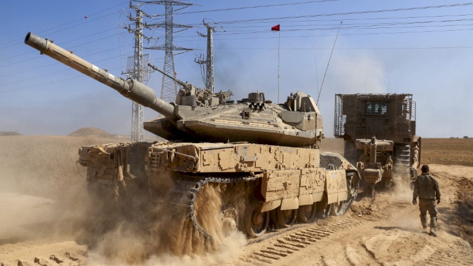 يقول الخبراء إن الدول التي ترسل الوقود إلى إسرائيل قد تكون متواطئة في جرائم الحرب