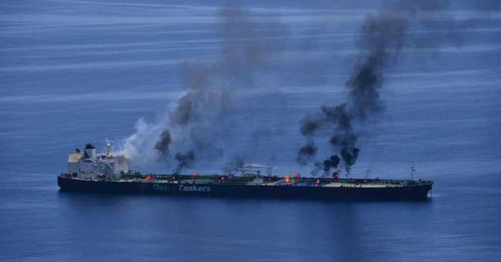 الحوثيون يسمحون بسحب ناقلة النفط اليونانية المشتعلة في البحر الأحمر إلى بر الأمان