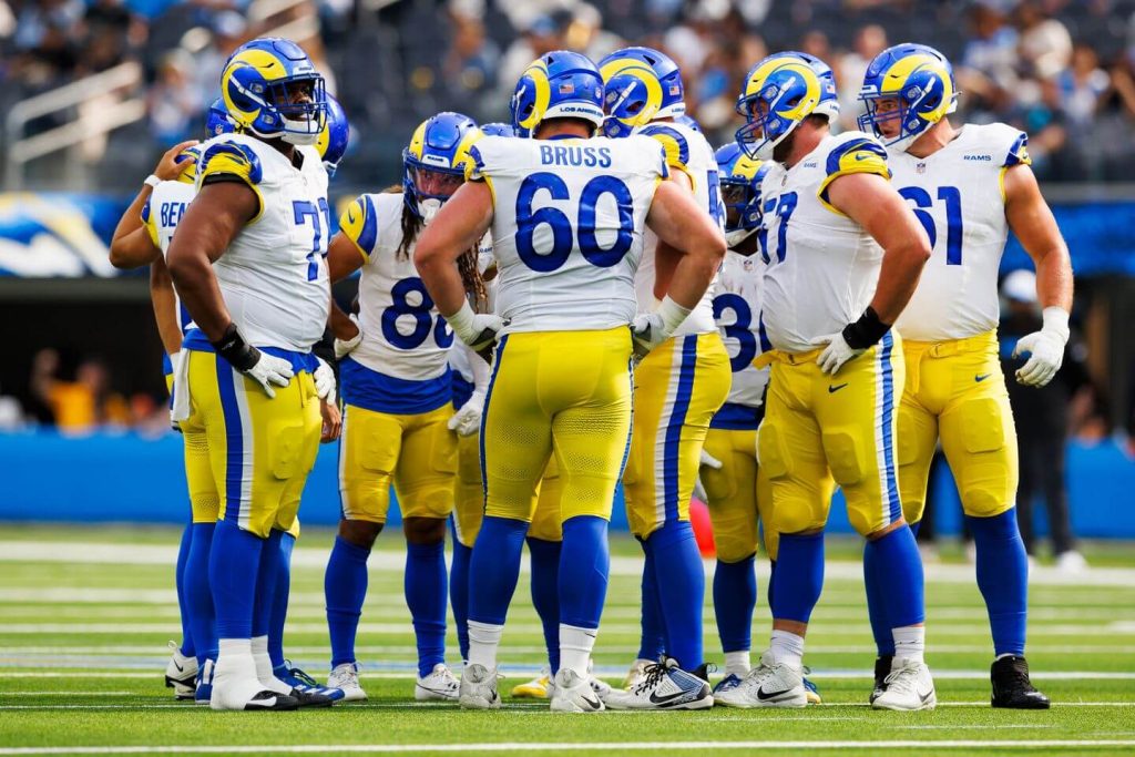 متتبع التخفيضات في قائمة NFL والتحديثات المباشرة: وقت الموعد النهائي والتخفيضات وتوقعات القائمة وأخبار ما قبل الموسم