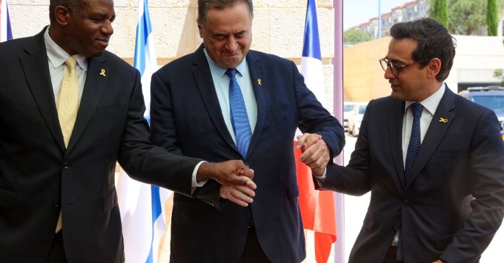 وزير الخارجية الإسرائيلي يقول إنه يتوقع أن يهاجم حلفاؤه إيران إذا وجهت لها ضربة