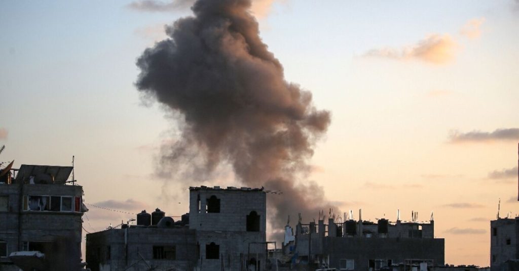 استئناف محادثات غزة في القاهرة وسط احتدام القتال