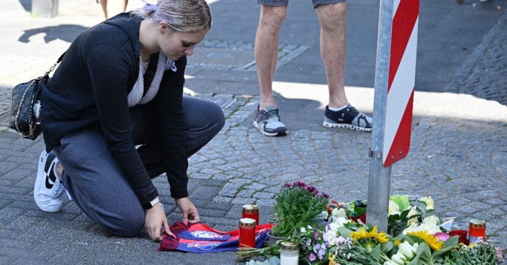 الشرطة الألمانية تبحث عن مشتبه به بعد إعلان تنظيم الدولة الإسلامية تبنيه هجوما بالسكين في مهرجان