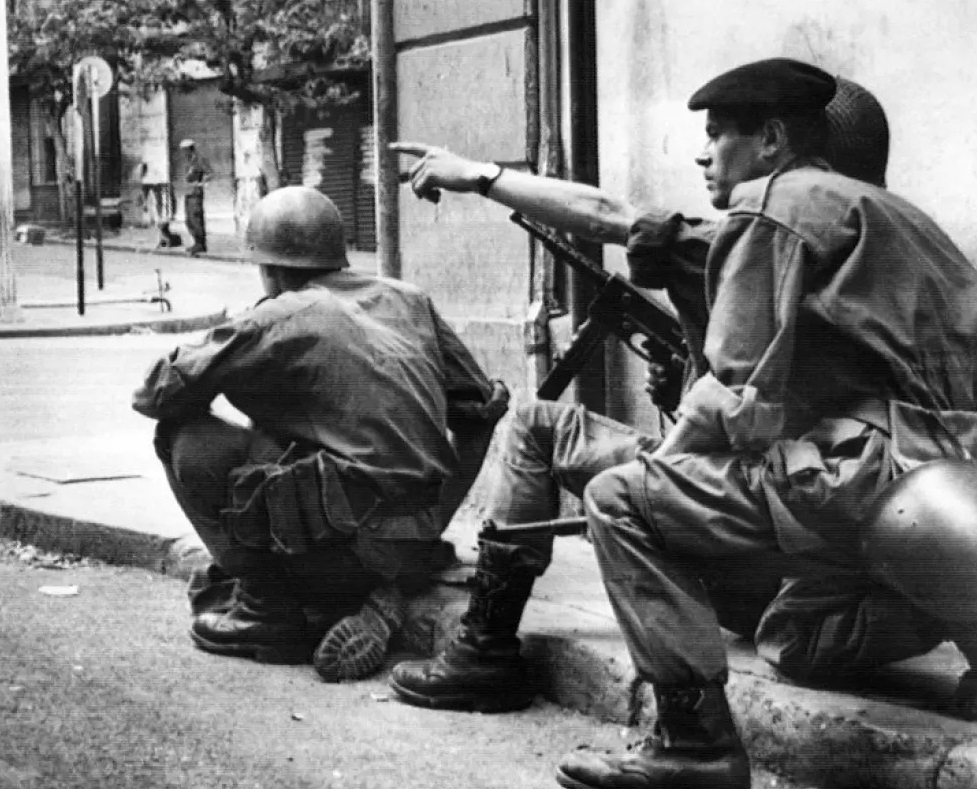 فرنسا: كيف لا يزال الدور “الإيجابي” للاستعمار محل مناقشة في كتب التاريخ المدرسية