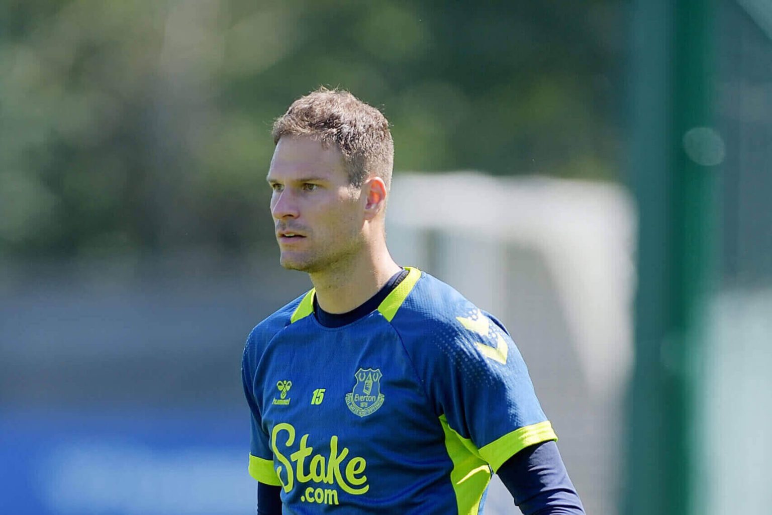 أسمير بيجوفيتش يستعد للخضوع للفحص الطبي في إيفرتون قبل انتقاله المجاني