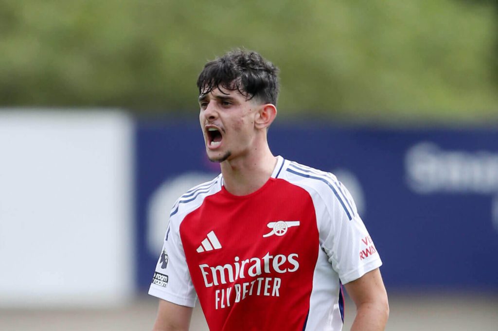 تشارلي باتينو لاعب أرسنال يكمل انتقاله إلى ديبورتيفو لاكورونيا