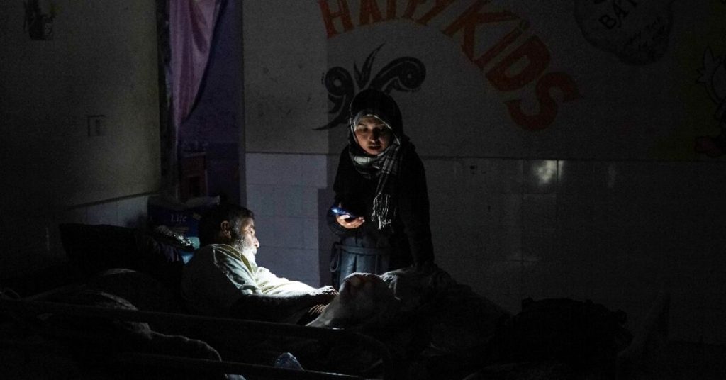 أطباء غزة في الظلام بسبب نقص الوقود الذي يضرب المستشفيات