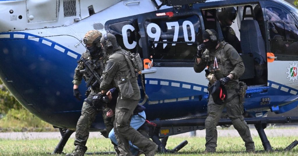 الشرطة الألمانية تقول إن المشتبه به السوري يعترف بارتكاب جريمة القتل بسكين