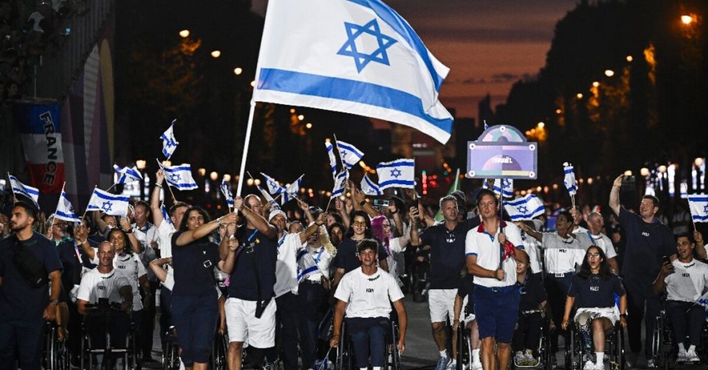 لاعب التنس البارالمبي الإسرائيلي بيرديشيفسكي سعيد بإدخال البهجة إلى قلوب الناجين من أحداث السابع من أكتوبر