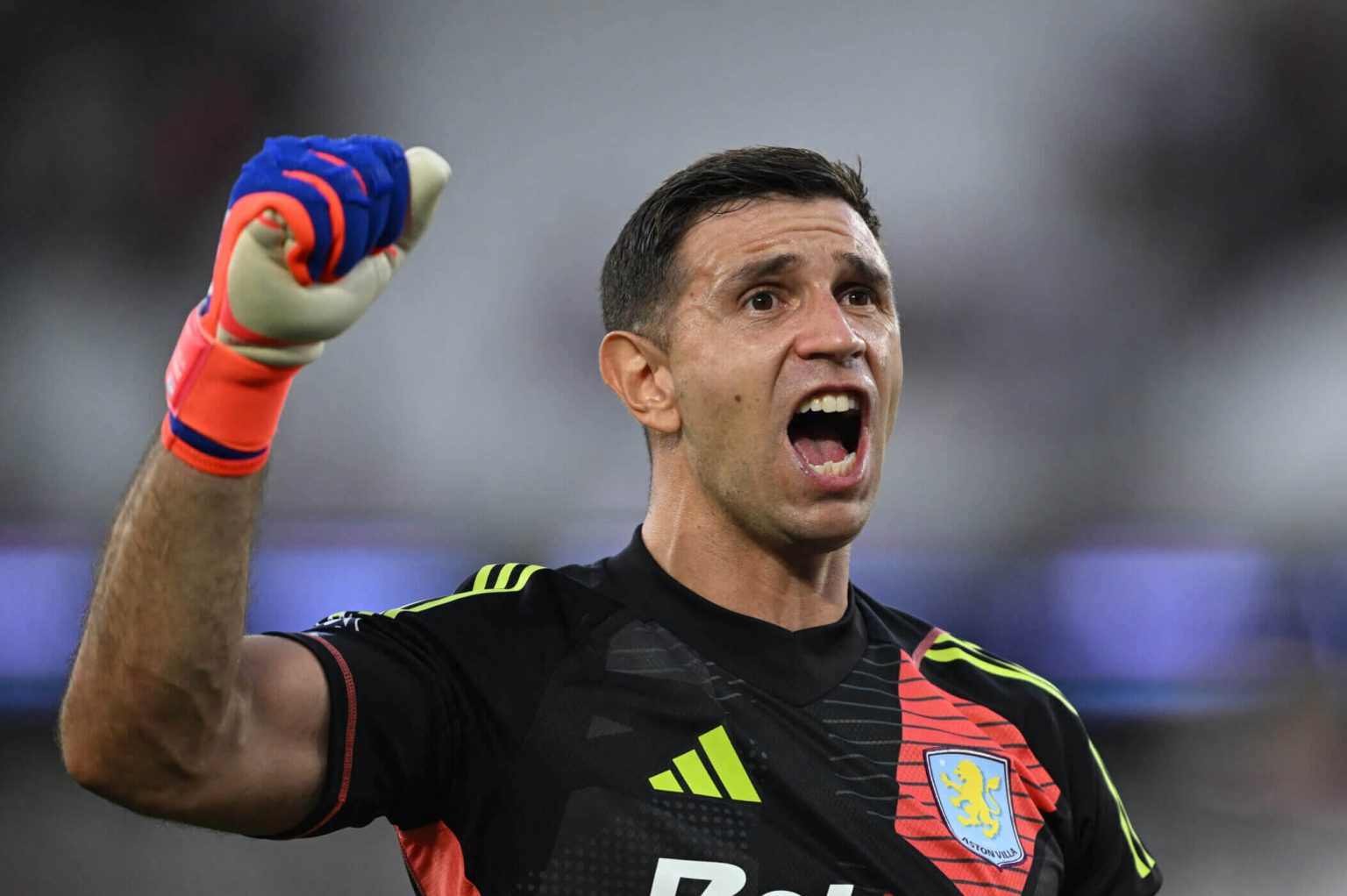 إيمي مارتينيز يوقع عقدًا جديدًا مع أستون فيلا حتى عام 2029