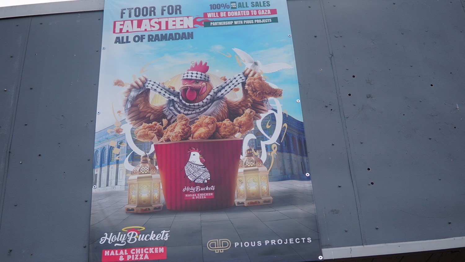 منشور من Holy Buckets Chicken and Pizza للترويج لجمع التبرعات لصالح غزة في بريدجفيو، إلينوي.