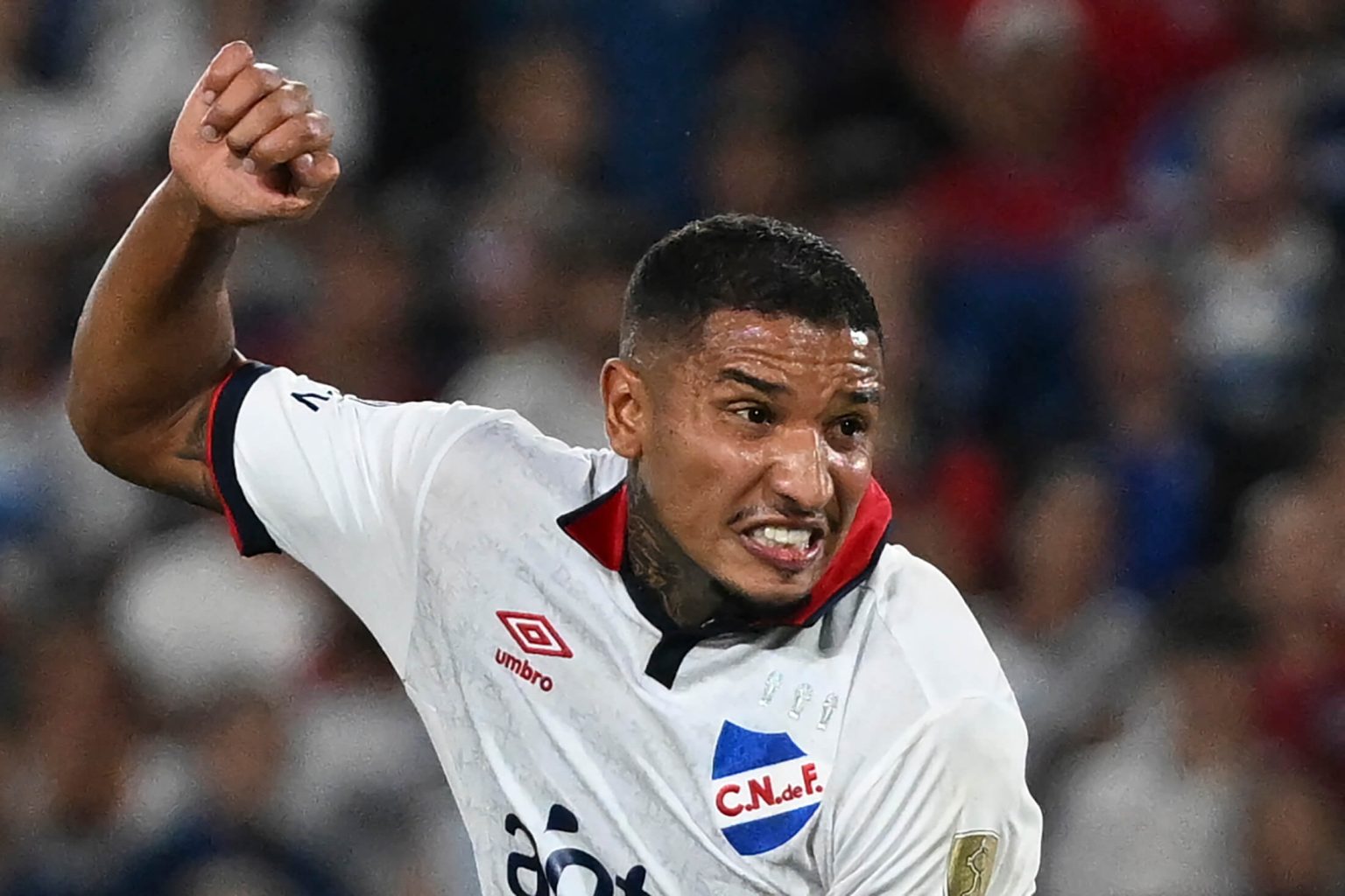 توفي لاعب كرة القدم الأوروغوياني خوان إزكويردو، 27 عاماً، بعد سقوطه مغشياً عليه خلال مباراة في كأس ليبرتادوريس.