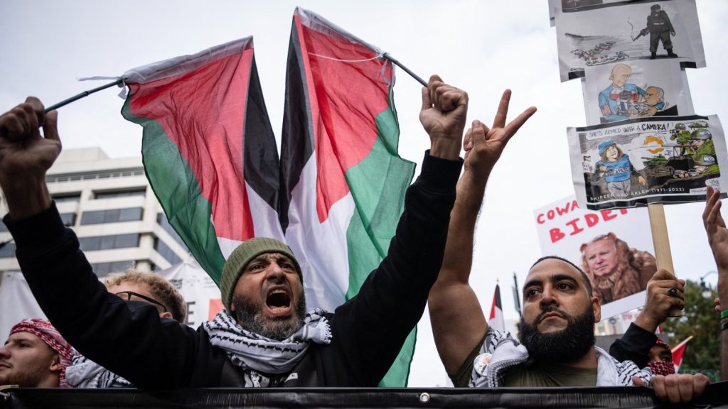 “تسييس الأمن”: فلسطينيون أميركيون يقاضون الحكومة الأميركية بسبب قائمة المراقبة السرية وقائمة حظر الطيران