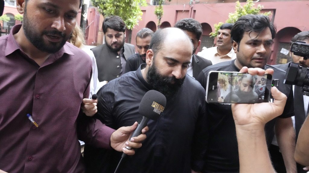 قاض باكستاني يبرئ رجلاً من نشر معلومات مضللة أشعلت أعمال شغب في المملكة المتحدة