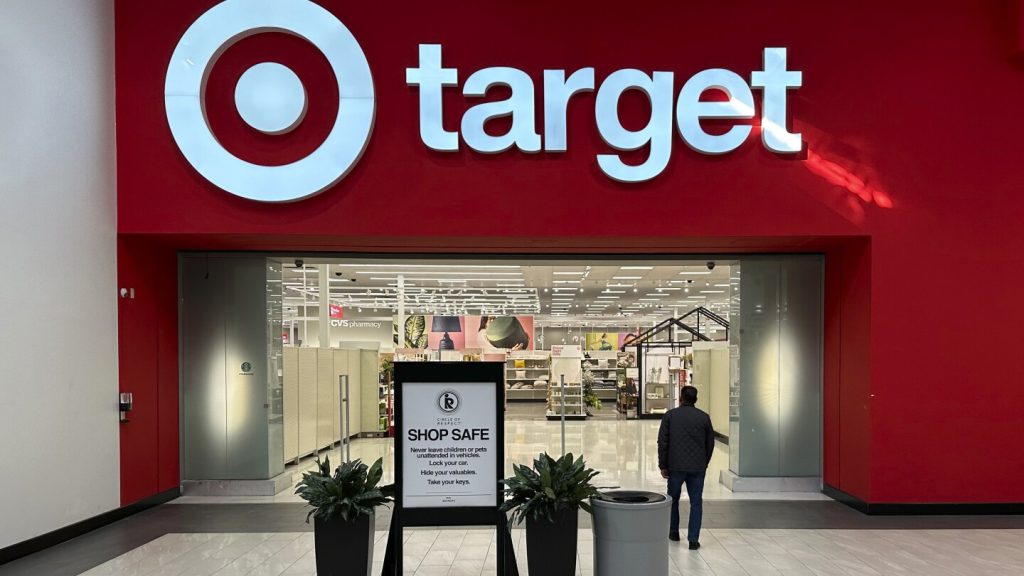 بدأت تركيزات Target على خفض الأسعار في ممر البقالة تؤتي ثمارها مع ارتفاع مبيعات المتاجر المماثلة