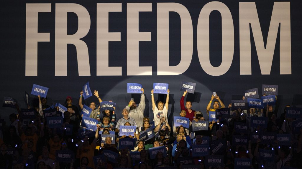 لا تتراجع هاريس عن تركيز بايدن على الديمقراطية، لكنها تضع لمستها الخاصة عليها