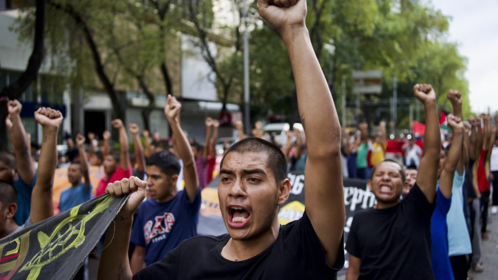 مسؤول سابق هارب يتهم الرئيس المكسيكي السابق وآخرين في قصة اختفاء الطلاب