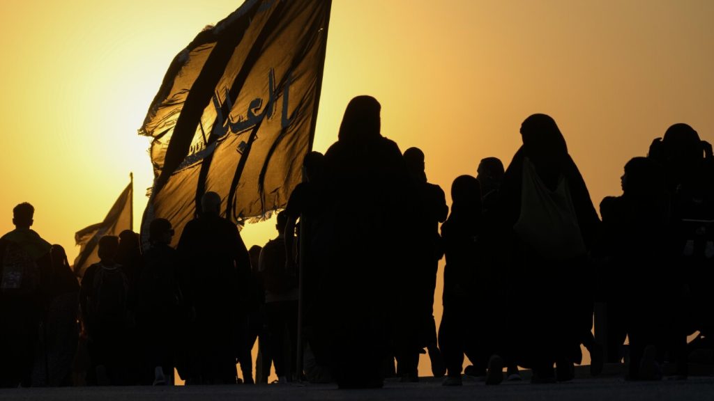 ملايين الحجاج الشيعة يتوجهون إلى كربلاء بالعراق لإحياء ذكرى وفاة الإمام الحسين