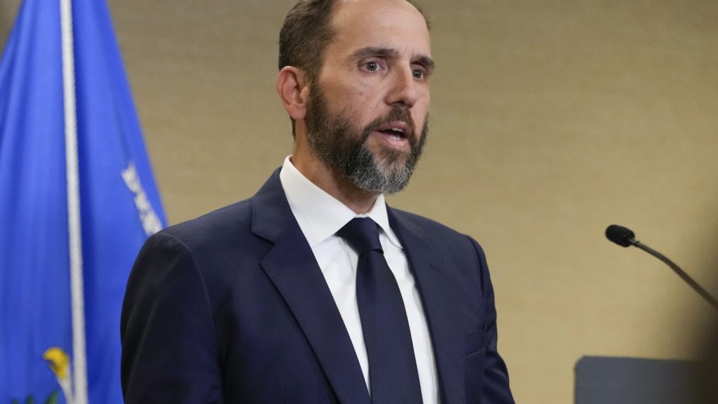 قدم المحققون الفيدراليون لائحة اتهام جديدة في قضية ترامب في 6 يناير، مع إبقاء التهم كما هي ولكن تضييق المزاعم