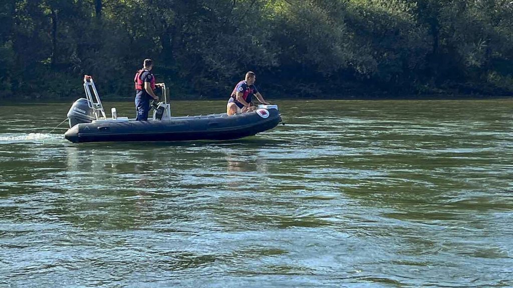 العثور على الضحية الحادية عشرة بعد انقلاب قارب يحمل مهاجرين في نهر على الحدود بين صربيا والبوسنة